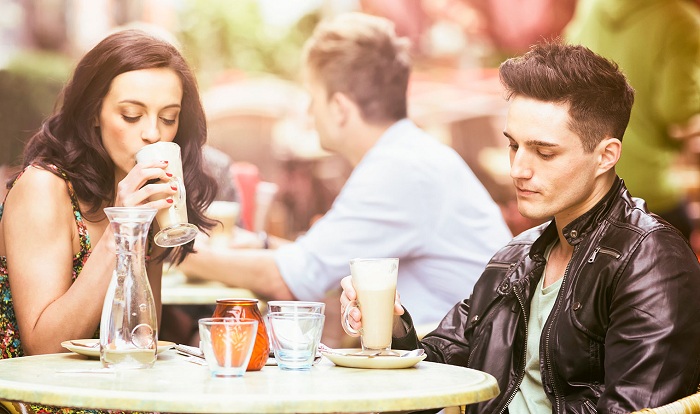 Four subtle signs someone is uncomfortable with you